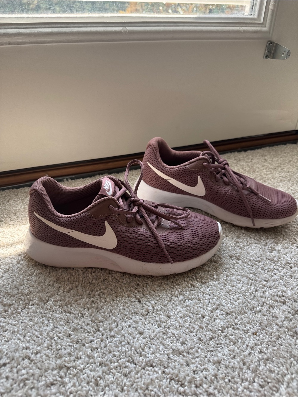 Nike Womens Sneakers Smokey Mauve Tanjun Running Shoes Size 7.5~ 812655-203 EUC